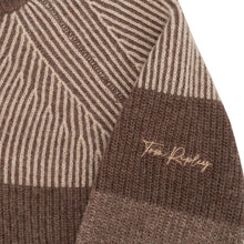Lade das Bild in den Galerie-Viewer, Braun-beiger Cashmere-Pullover für Herren mit zweifarbiger Rippenstruktur, Rundhalsausschnitt und Raglanärmeln. Detail Schriftzug
