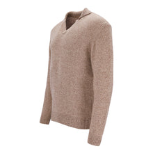 Lade das Bild in den Galerie-Viewer, Beiger Cashmere-Polopullover für Herren mit kurzem V-Ausschnitt, Polokragen und gerippten Bündchen, aus recyceltem Second Life-Cashmere.

