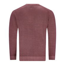 Lade das Bild in den Galerie-Viewer, Feinstrickpullover für Herren in Altrosa mit Rundhalsausschnitt, elastischen Rippbündchen und Vintage-Fade-Out-Effekt, aus 100 % Merinowolle.
