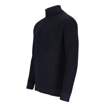 Lade das Bild in den Galerie-Viewer, Dunkelblauer Rollkragenpullover für Herren mit gleichmäßiger Rippenstruktur und Raglanärmeln, gefertigt aus extrafeiner Merinowolle.
