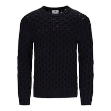 Carica l&#39;immagine nel visualizzatore di Gallery, chwarzer Herrenpullover mit markantem Zopfmuster, Rundhalsausschnitt und gerippten Bündchen, gefertigt aus Baumwollmischung.
