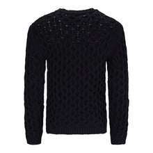 Carica l&#39;immagine nel visualizzatore di Gallery, chwarzer Herrenpullover mit markantem Zopfmuster, Rundhalsausschnitt und gerippten Bündchen, gefertigt aus Baumwollmischung.
