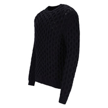 Carica l&#39;immagine nel visualizzatore di Gallery, chwarzer Herrenpullover mit markantem Zopfmuster, Rundhalsausschnitt und gerippten Bündchen, gefertigt aus Baumwollmischung.
