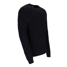 Carica l&#39;immagine nel visualizzatore di Gallery, chwarzer Herrenpullover mit markantem Zopfmuster, Rundhalsausschnitt und gerippten Bündchen, gefertigt aus Baumwollmischung.
