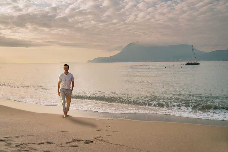 TOM RIPLEY geht einsam in der Morgendämmerung am menschenleeren Strand auf Ischia entlang