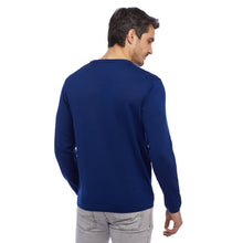 Load image into Gallery viewer, Essential V-neck Pullover FREDDIE Artikelnummer: T1005-613 Farbe Nachtblau Rückseite
