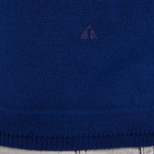 Load image into Gallery viewer, Essential V-neck Pullover FREDDIE Artikelnummer: T1005-613 Farbe Nachtblau Detail/Logo

