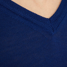 Load image into Gallery viewer, Essential V-neck Pullover FREDDIE Artikelnummer: T1005-613 Farbe Nachtblau Detail/Ausschnitt

