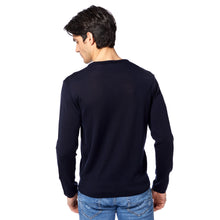 Load image into Gallery viewer, Essential V-neck Pullover FREDDIE Artikelnummer: T1005-672 Farbe: Marineblau Rückseite
