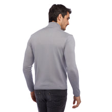 Load image into Gallery viewer, Essential Roll-neck Pullover PETER Artikelnummer: T1006-105 Farbe: Silber Rückseite

